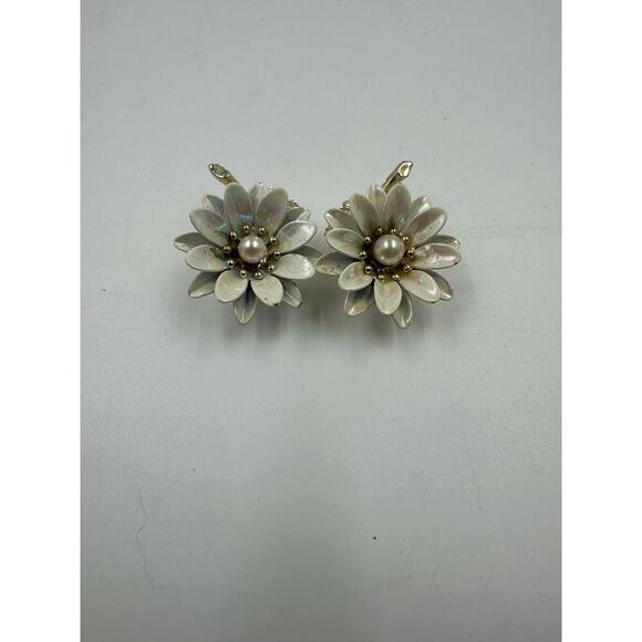 Cora Jewelry - Vintage Cora Daisy Flower Enamel Clip Earrings Delicate 1”